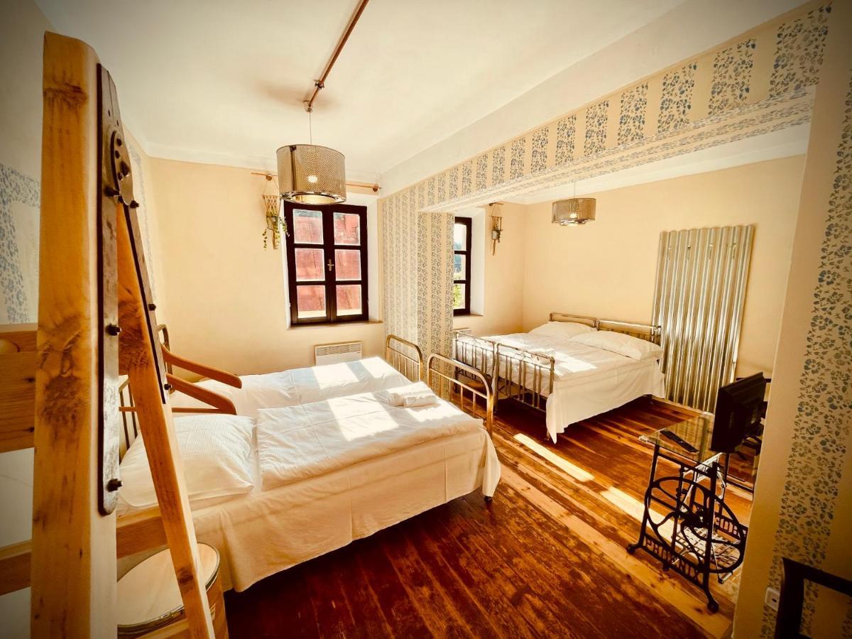 Haraburdi Recyclart Hotel Kostelec nad Orlici Ngoại thất bức ảnh