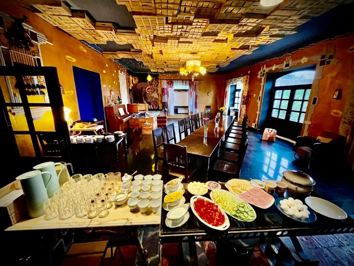 Haraburdi Recyclart Hotel Kostelec nad Orlici Ngoại thất bức ảnh