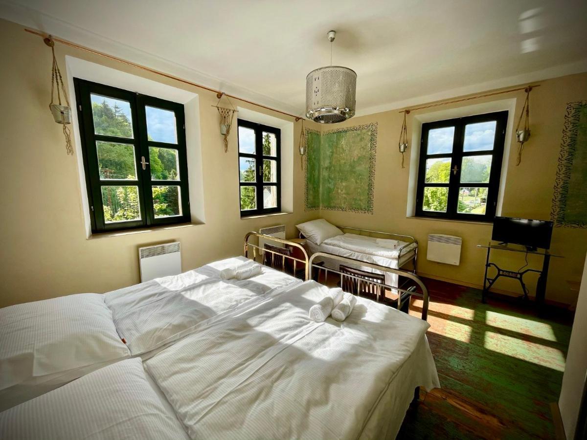 Haraburdi Recyclart Hotel Kostelec nad Orlici Ngoại thất bức ảnh