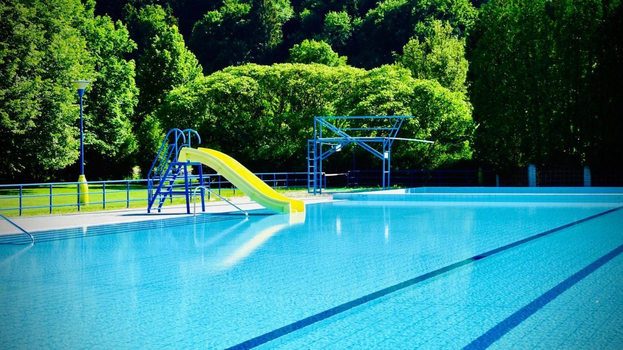 Haraburdi Recyclart Hotel Kostelec nad Orlici Ngoại thất bức ảnh