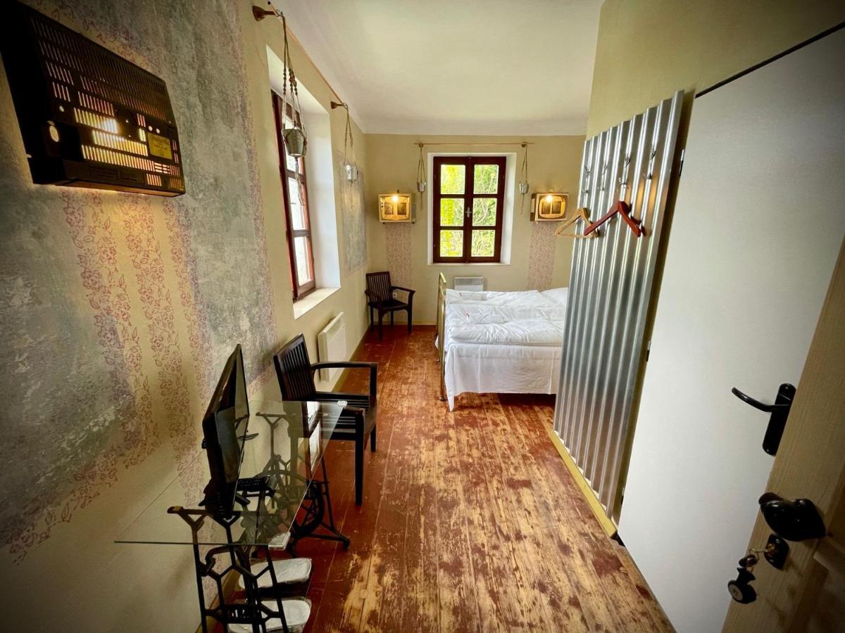 Haraburdi Recyclart Hotel Kostelec nad Orlici Ngoại thất bức ảnh