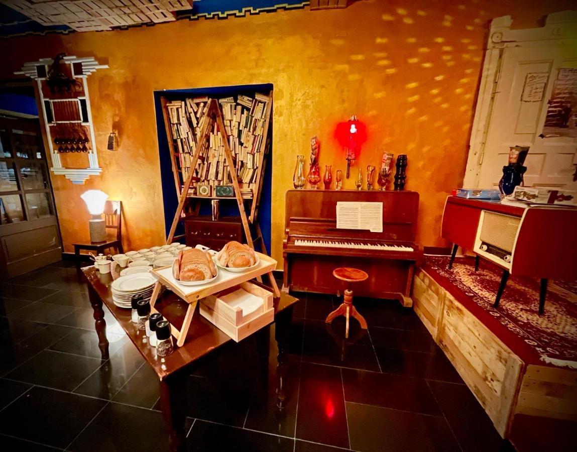 Haraburdi Recyclart Hotel Kostelec nad Orlici Ngoại thất bức ảnh