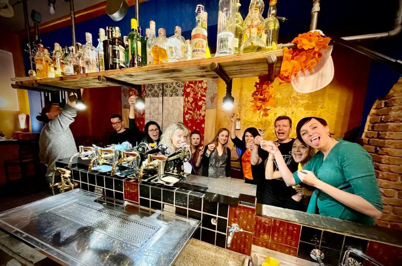 Haraburdi Recyclart Hotel Kostelec nad Orlici Ngoại thất bức ảnh