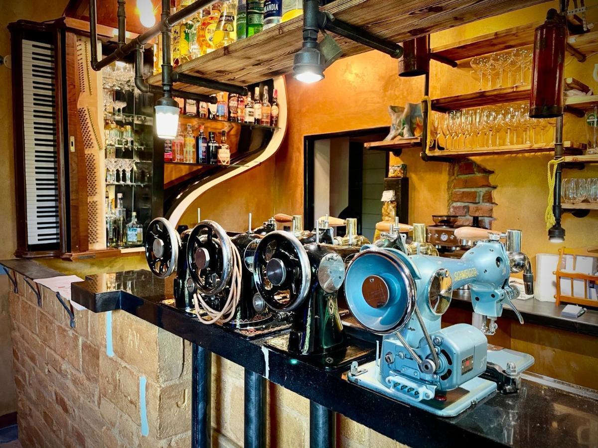 Haraburdi Recyclart Hotel Kostelec nad Orlici Ngoại thất bức ảnh